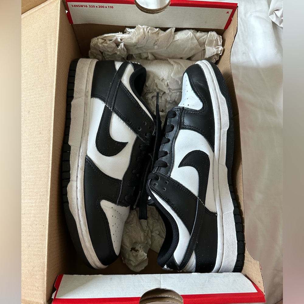 Nike “Panda” dunks in women’s 7.5